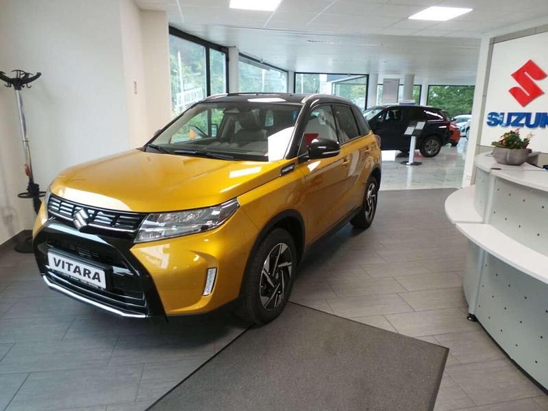 Solar yellow pearl metallic/ c Neu 2025 Suzuki Vitara Comfort+ SUV | 32.490 € (Teuer) - Bild 1/4