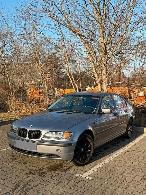 Grau Gebraucht 2003 BMW 318 Limousine | 2.390 € (Guter Preis) - Bild 1/4