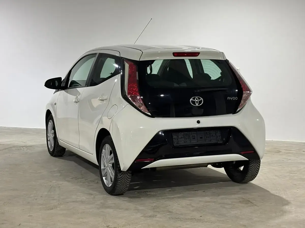 Gebraucht Toyota Aygo X-play 69 PS (50 kW) 2014 Weiß Kleinwagen