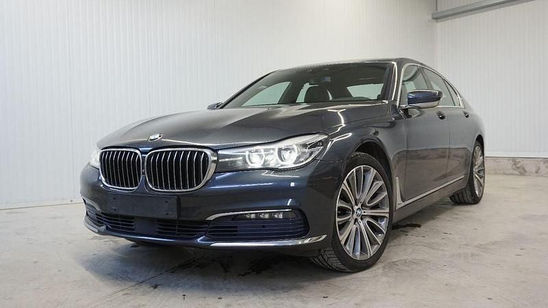 Grau Gebraucht 2016 BMW 740 Performance Limousine | 21.400 € - Bild 1/4