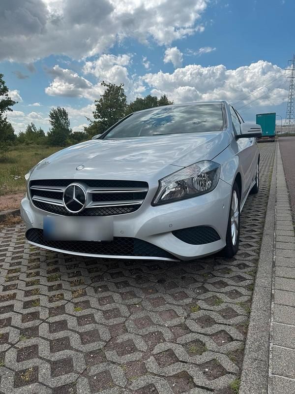 Silber Gebraucht 2014 Mercedes A180 Limousine | 12.700 € (Fairer Preis) - Bild 1/4