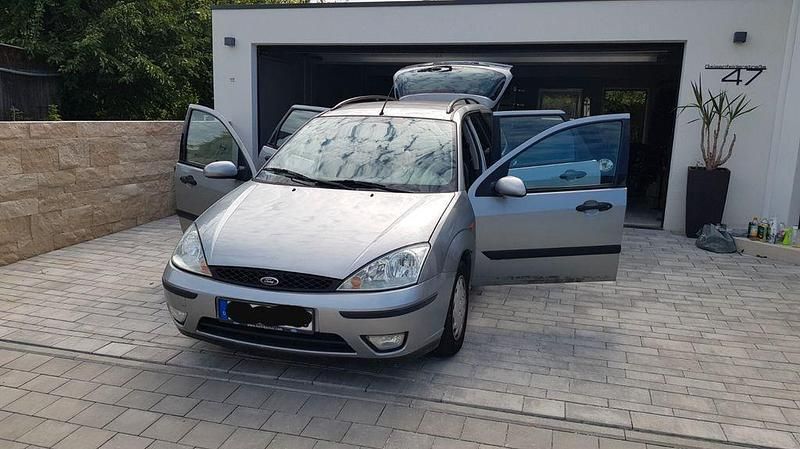 Silber Gebraucht 2003 Ford Focus Futura Limousine | 750 € (Guter Preis) - Bild 1/4