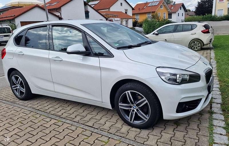 Weiß Gebraucht 2015 BMW 220 Van / Kleinbus | 10.500 € (Superpreis) - Bild 1/4