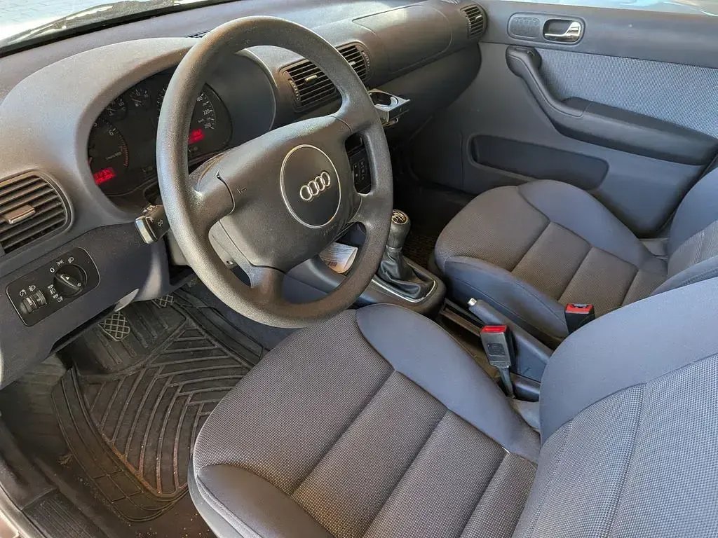 Second-hand Audi A3 Ambiente 102 CP (75 kW) 2000 Argintiu Hatchback