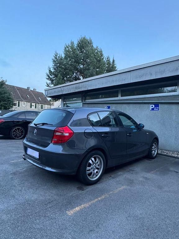 Grau Gebraucht 2008 BMW 116 Sport Line Kleinwagen | 1.599 € (Superpreis) - Bild 1/4