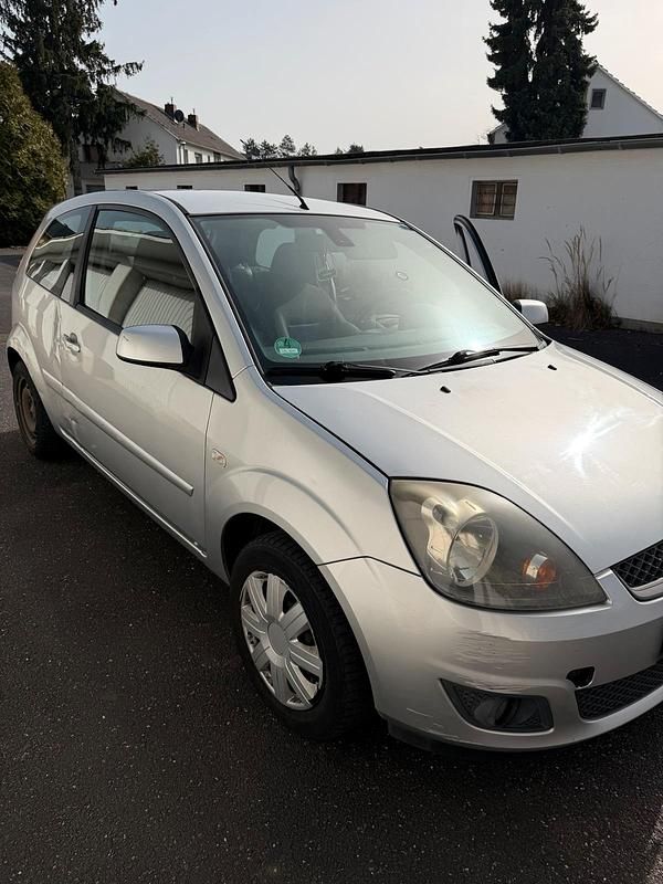 Gebraucht Ford Fiesta 80 PS (58 kW) 2008 Silber Kleinwagen