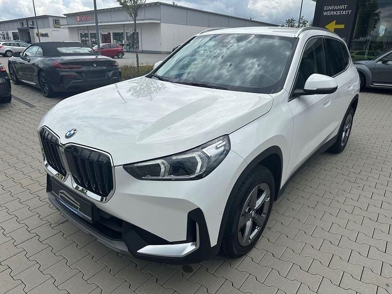Alpinweiss uni Gebraucht 2023 BMW X1 Sport Line SUV | 34.900 € (Superpreis) - Bild 1/4