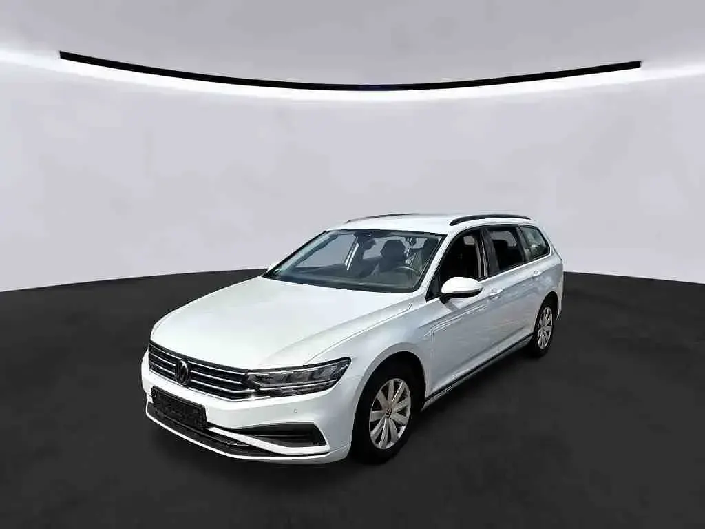 Gebraucht VW Passat 150 PS (110 kW) 2023 Weiß Kombi