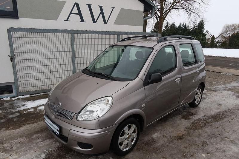Grau Gebraucht 2003 Toyota Yaris Verso Sol Van / Kleinbus | 2.480 € (Guter Preis) - Bild 1/4