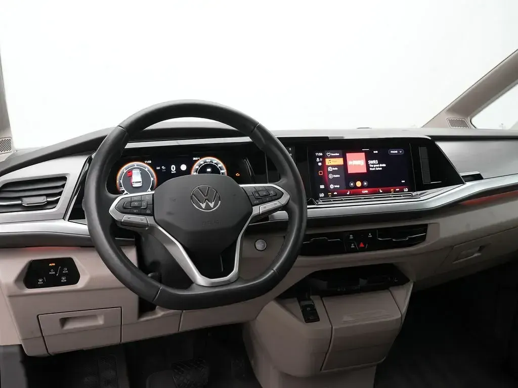 Gebraucht VW Multivan Life 150 PS (110 kW) 2024 Pure grey Van / Kleinbus