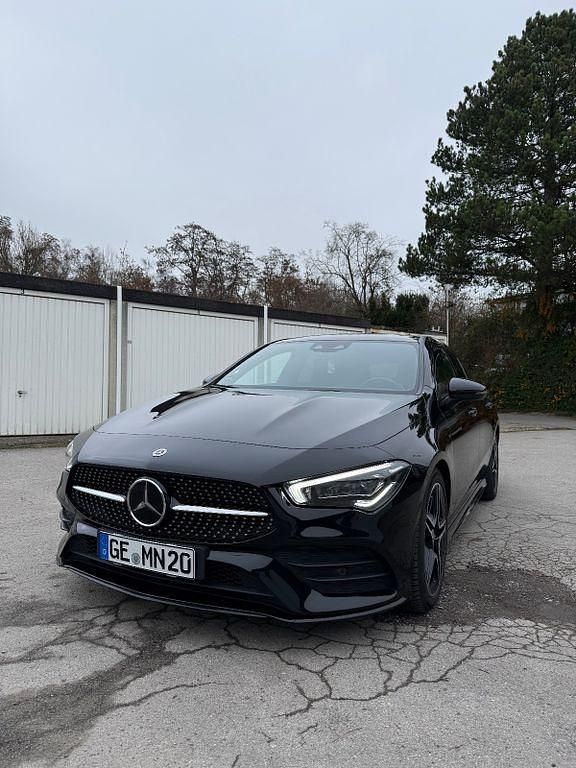 Schwarz Gebraucht 2020 Mercedes CLA200 Shooting Brake AMG line Kombi | 25.000 € (Guter Preis) - Bild 1/4