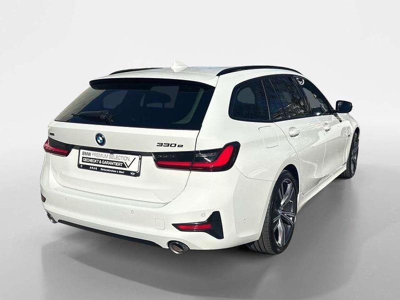 Gebraucht BMW 330e Sport Line 252 PS (185 kW) 2022 Alpinweiß uni Kombi