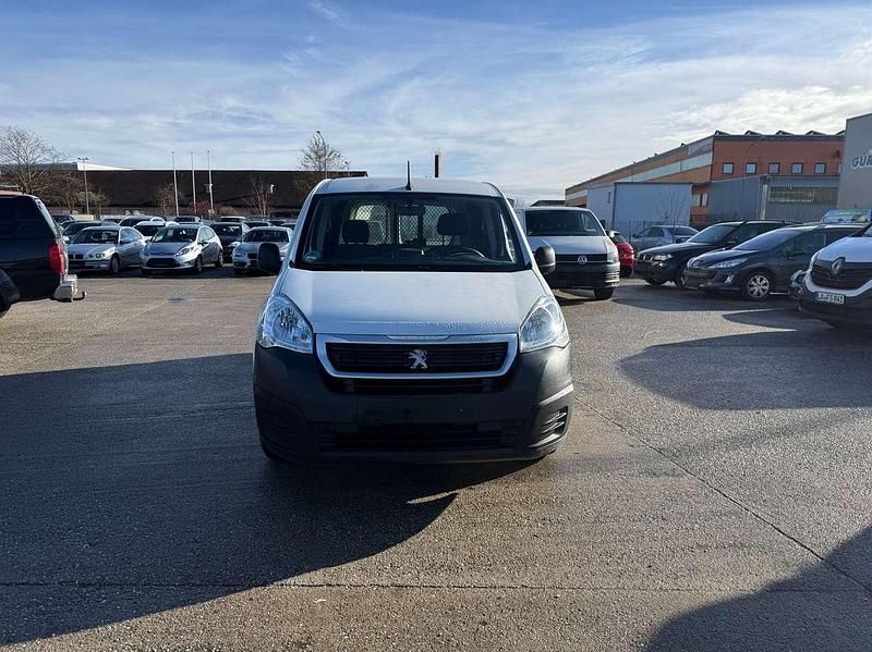 Gebraucht Peugeot Partner Premium 99 PS (72 kW) 2018 Lack weiss banquise/deckend Van / Kleinbus