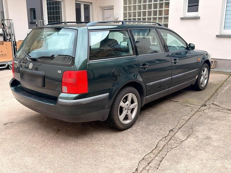 Gebraucht VW Passat Basis 125 PS (91 kW) 1997 Grün Kombi