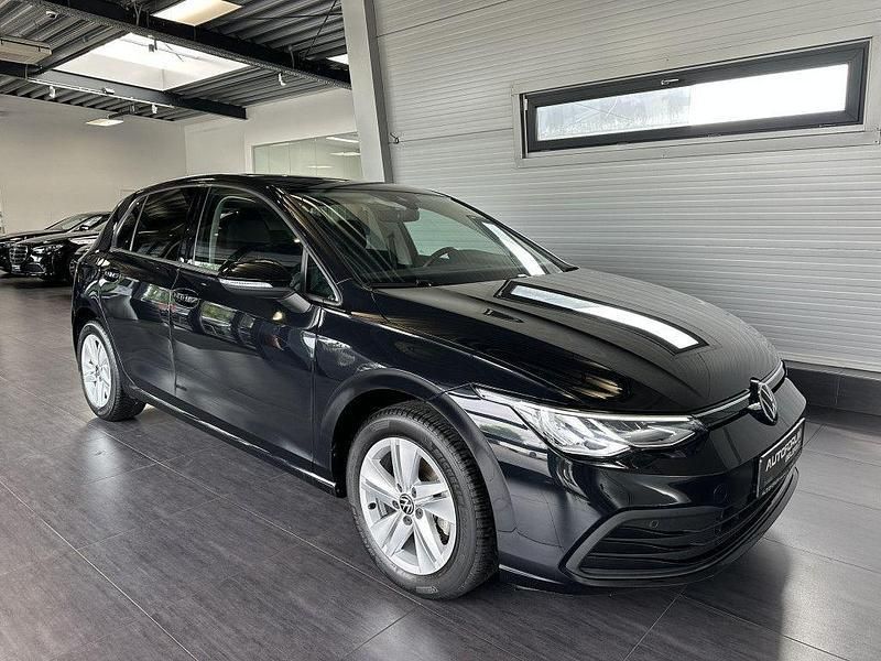 Deep black Gebraucht 2022 VW Golf VIII Life Limousine | 22.490 € (Guter Preis) - Bild 1/4