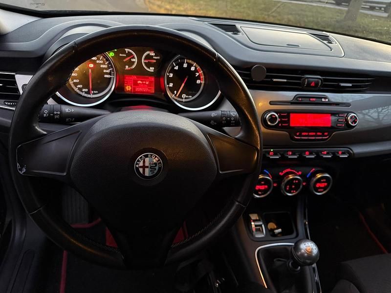 Schwarz Gebraucht 2010 Alfa Romeo Giulietta Kleinwagen | 4.899 € (Fairer Preis) - Bild 1/4