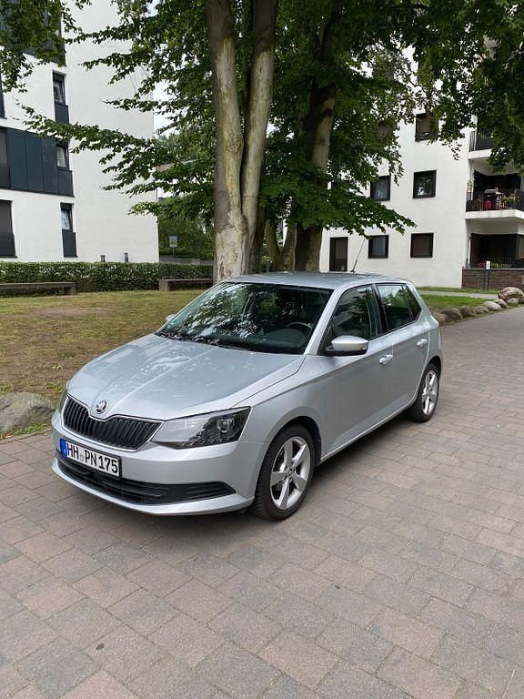 Silber Gebraucht 2016 Skoda Fabia Ambition Limousine | 7.800 € (Guter Preis) - Bild 1/4