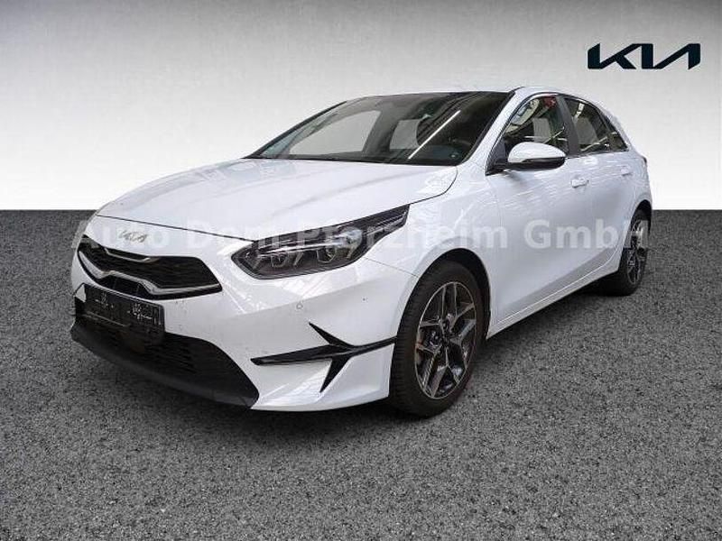 Weiß Gebraucht 2024 Kia Ceed Spirit Limousine | 24.780 € (Guter Preis) - Bild 1/4
