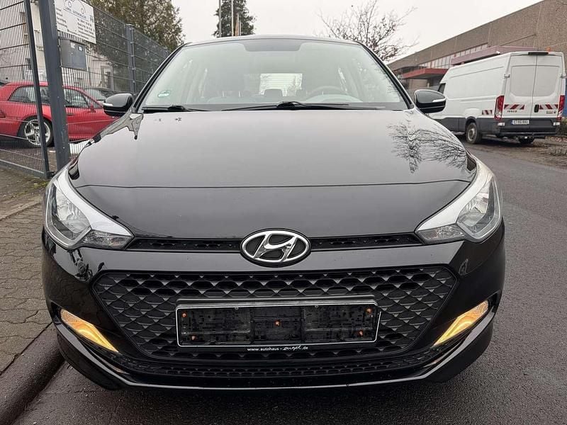 Phantom black. / mic Gebraucht 2015 Hyundai i20 Classic Kleinwagen | 7.150 € (Fairer Preis) - Bild 1/4
