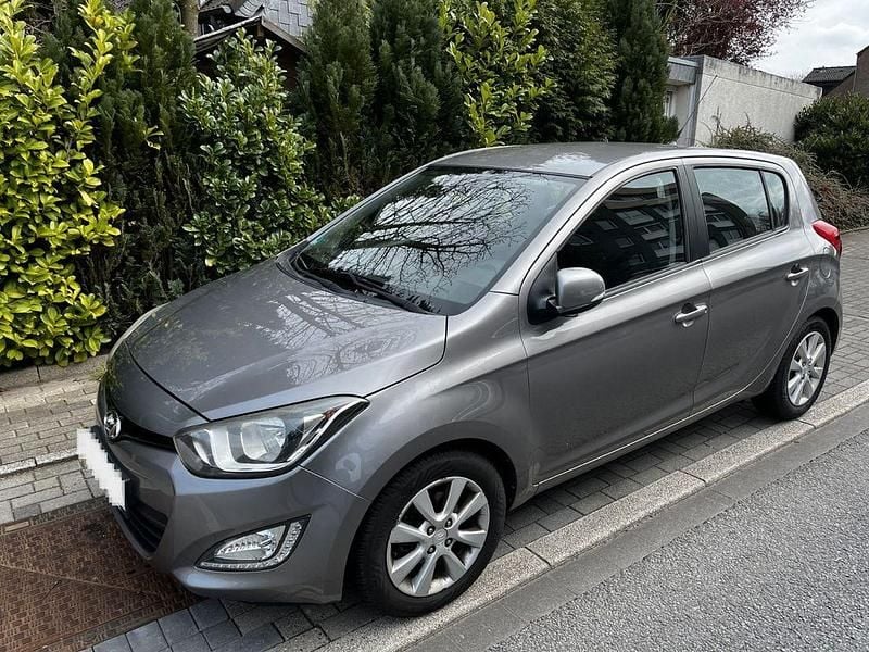 Gebraucht Hyundai i20 Style 101 PS (74 kW) 2012 Grau Kleinwagen