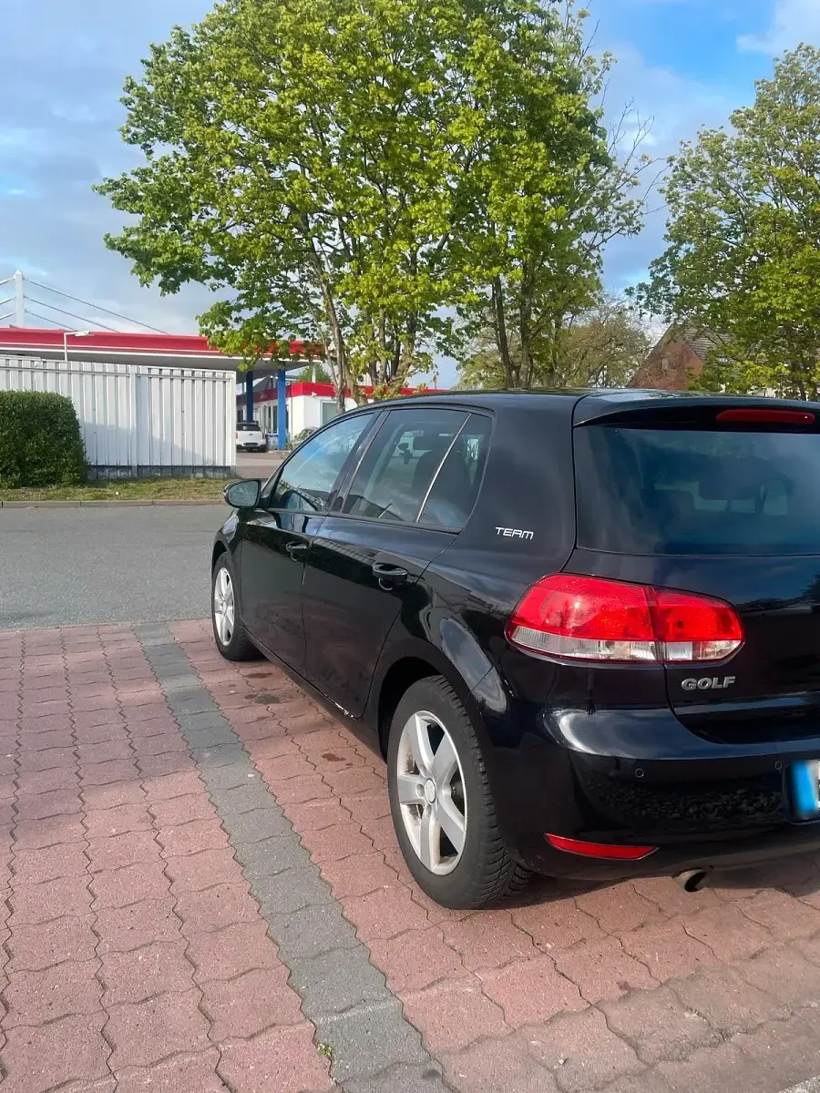 Gebraucht VW Golf VI 105 PS (77 kW) 2011 Schwarz Kleinwagen