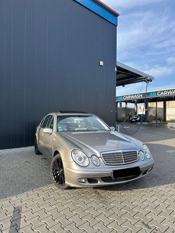 Silber Gebraucht 2004 Mercedes E200 Classic Limousine | 3.600 € (Guter Preis) - Bild 1/4