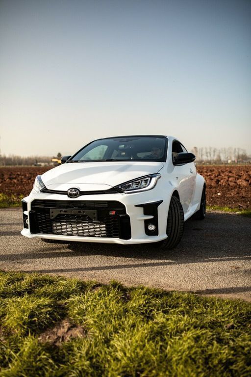 Weiß Gebraucht 2024 Toyota Yaris Limousine | 43.000 € (Etwas zu teuer) - Bild 1/1