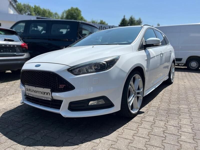 Weiß Gebraucht 2016 Ford Focus ST Kombi | 16.490 € (Fairer Preis) - Bild 1/4