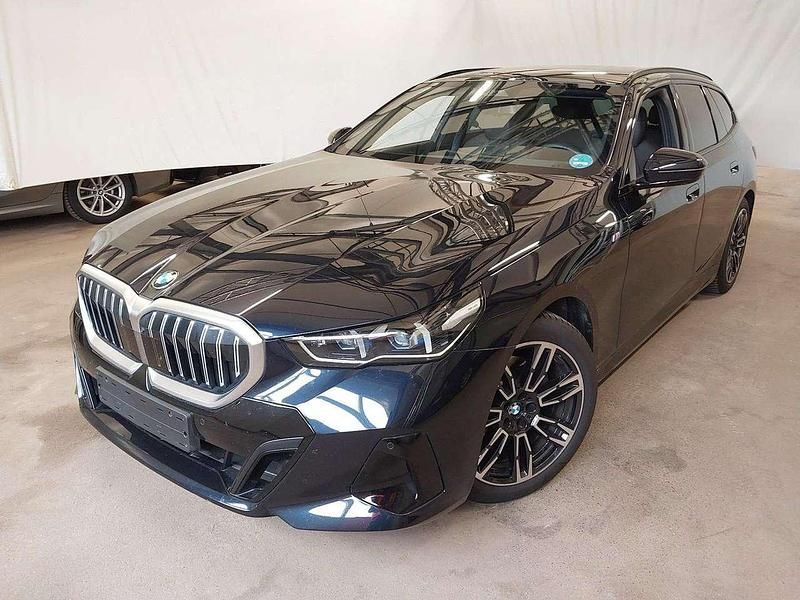 Carbonschwarz metallic Gebraucht 2024 BMW 520 M Sport Kombi | 52.287 € (Guter Preis) - Bild 1/4