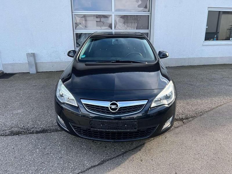 Gebraucht Opel Astra Design Edition 140 PS (102 kW) 2011 Karbonschw graphitschw midnigh Kleinwagen