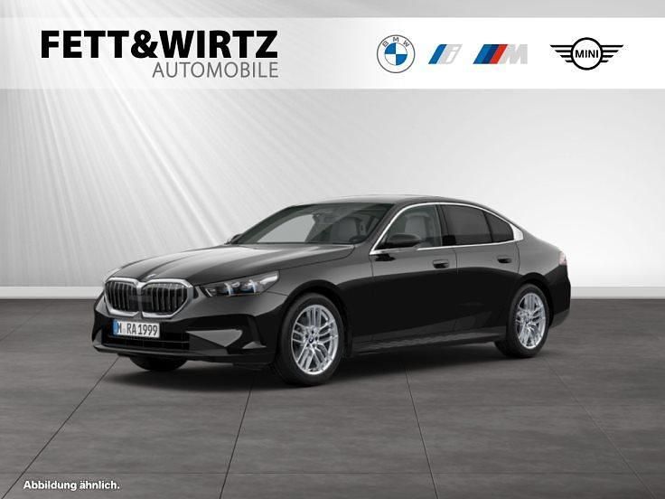 Saphirschwarz metallic Gebraucht 2024 BMW 520 Limousine | 49.799 € (Superpreis) - Bild 1/3
