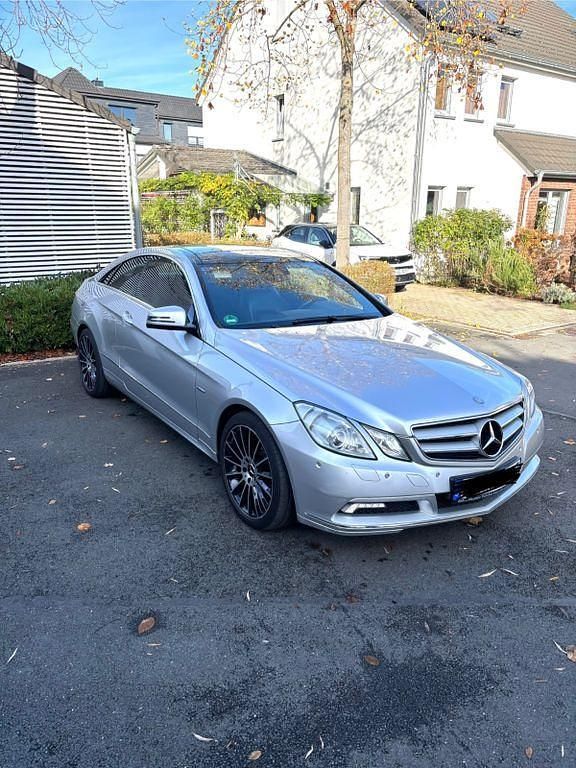 Silber Gebraucht 2010 Mercedes E350 Coupé | 12.400 € (Fairer Preis) - Bild 1/4