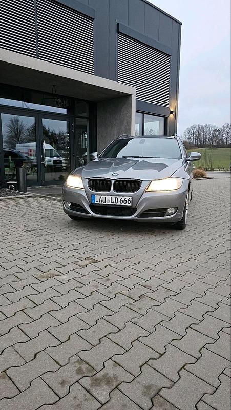 Silber Gebraucht 2009 BMW 318 Kombi | 3.399 € - Bild 1/4
