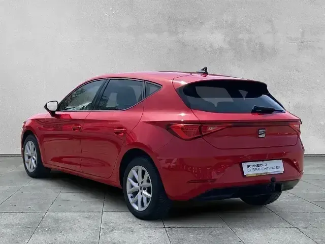 Używany Seat Leon Style 131 KM (96 kW) 2022 Czerwony Kombi