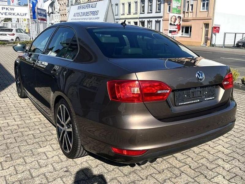 Second-hand VW Jetta Highline 140 CP (102 kW) 2012 Maro Berlinǎ