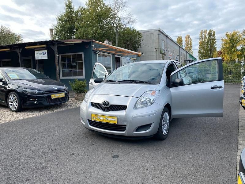 Grau Gebraucht 2009 Toyota Yaris Limousine | 2.600 € (Fairer Preis) - Bild 1/4