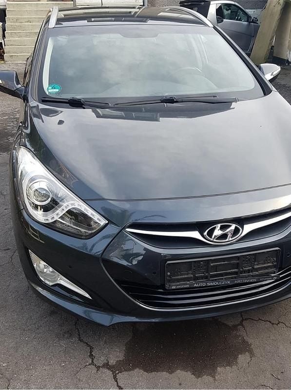 Grau Gebraucht 2015 Hyundai i40 Kombi | 8.999 € (Guter Preis) - Bild 1/4
