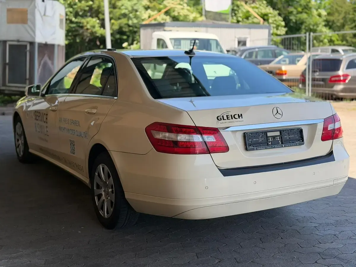 Gebraucht Mercedes E200 136 PS (100 kW) 2013 Gelb Limousine