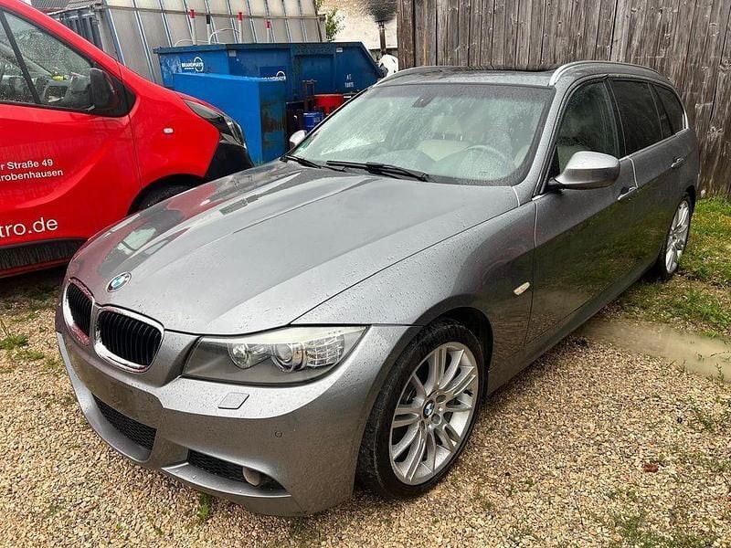 Grau Gebraucht 2011 BMW 320 M Sport Kombi | 10.890 € (Fairer Preis) - Bild 1/4