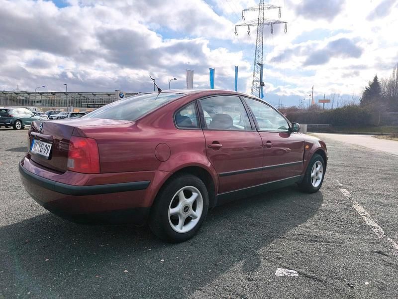 Gebraucht VW Passat 102 PS (75 kW) 1998 Rot Limousine