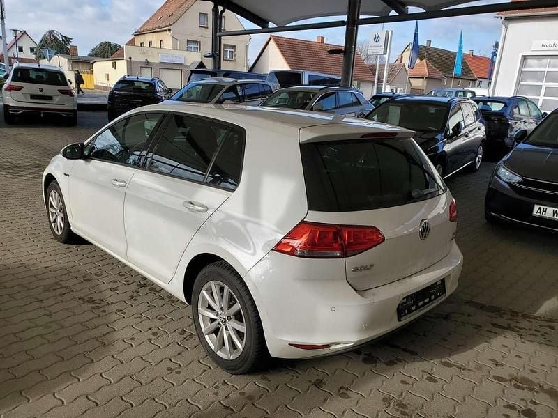 Gebraucht VW Golf VII LOUNGE 86 PS (63 kW) 2015 Oryxweiß perlmutteffekt (metallic) Kleinwagen