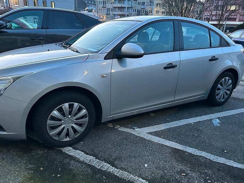 Silber Gebraucht 2009 Chevrolet Cruze Limousine | 3.000 € (Fairer Preis) - Bild 1/4