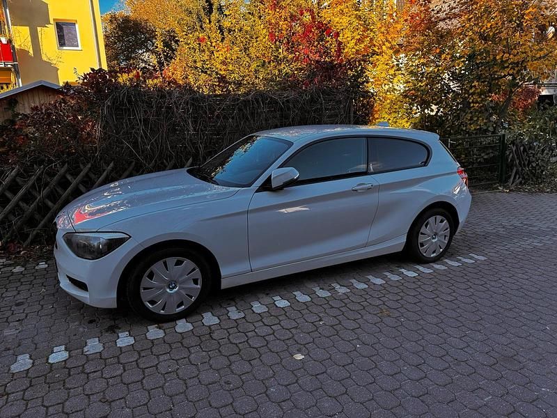 Weiß Gebraucht 2013 BMW 114 Kleinwagen | 6.950 € (Fairer Preis) - Bild 1/4
