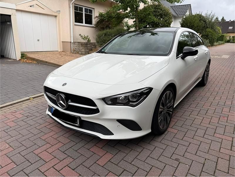 Weiß Gebraucht 2021 Mercedes CLA200 Shooting Brake Kombi | 27.000 € (Superpreis) - Bild 1/4