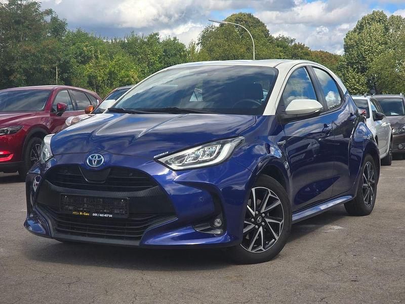 Blau Gebraucht 2022 Toyota Yaris Hybrid Sport Limousine | 17.990 € (Guter Preis) - Bild 1/4