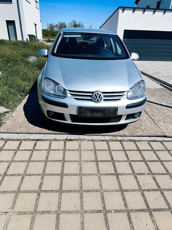 Second-hand VW Golf IV 105 CP (77 kW) 2004 Argintiu Berlinǎ