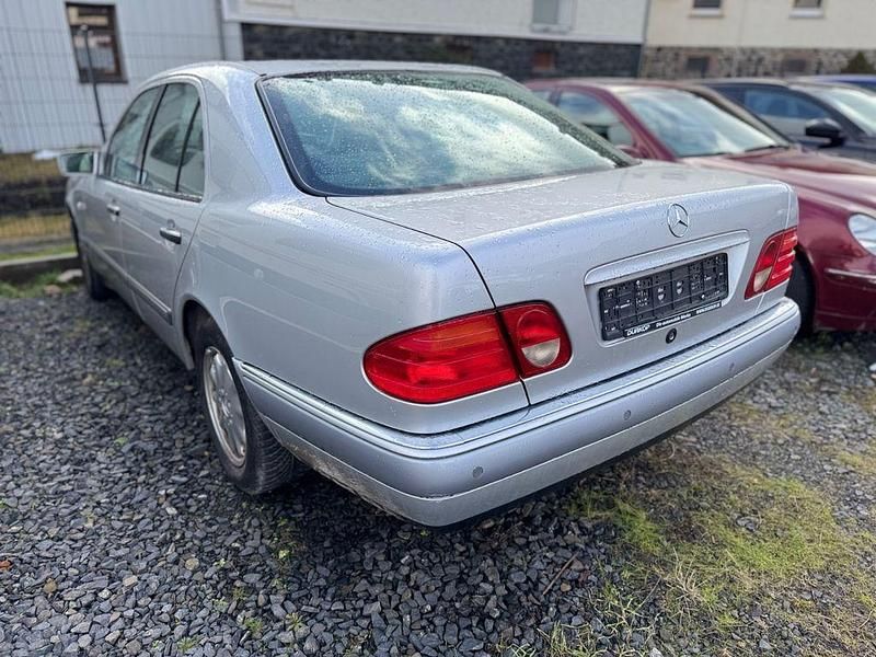 Gebraucht Mercedes E240 Elegance 170 PS (125 kW) 1999 Silber Limousine