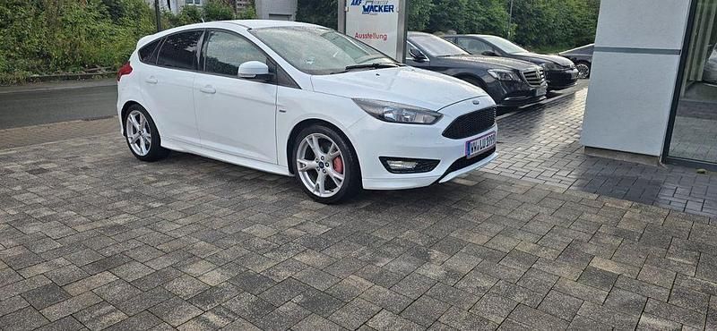 Weiß Gebraucht 2018 Ford Focus ST-Line Limousine | 8.799 € (Superpreis) - Bild 1/4