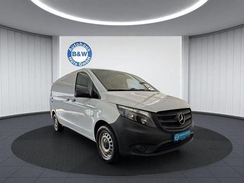 Arktikweiss Gebraucht 2022 Mercedes Vito Van / Kleinbus | 21.999 € - Bild 1/4