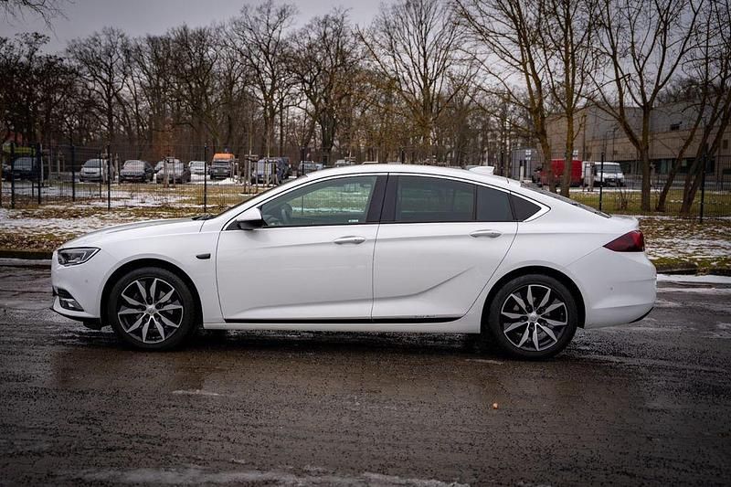 Gebraucht Opel Insignia Dynamic 165 PS (121 kW) 2018 Weiß Limousine